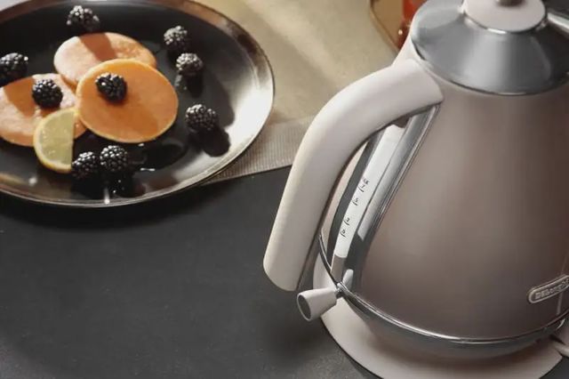 DeLonghi Bouilloire Icona Capitals KBOT3001.BG